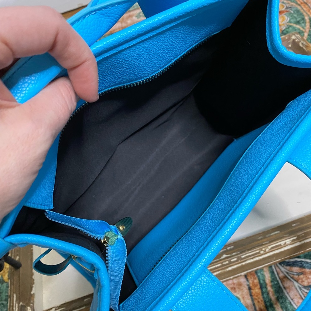 THE TOTE BAG IN LIGHT BLUE FAUX LEATHER - Picture 6 of 6